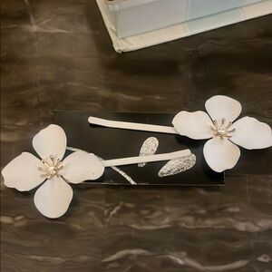 Elegant White Floral Hair Clip